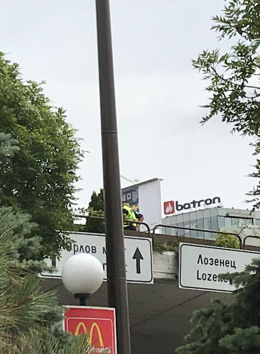 Извънредно в БЛИЦ! Писъци на Моста на влюбените до НДК в София, гъмжи от полиция СНИМКИ