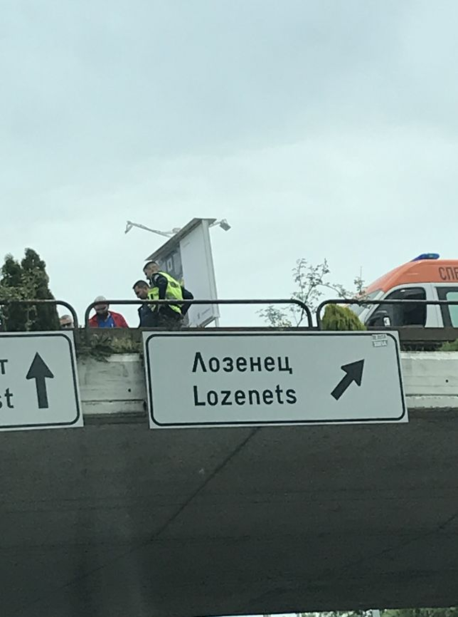 Извънредно в БЛИЦ! Писъци на Моста на влюбените до НДК в София, гъмжи от полиция СНИМКИ