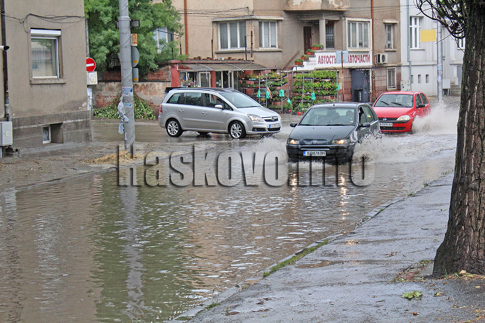 Страховита гръмотевична буря удари Хасково ВИДЕО
