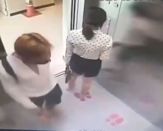 Извратеняк последва девойка в асансьора и снима под полата й ВИДЕО 