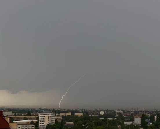 Над България е страшно, хиляди мълнии удрят страната, най-лошото тепърва предстои! СНИМКИ 