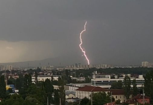 Над България е страшно, хиляди мълнии удрят страната, най-лошото тепърва предстои! СНИМКИ 