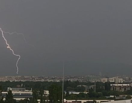 Над България е страшно, хиляди мълнии удрят страната, най-лошото тепърва предстои! СНИМКИ 