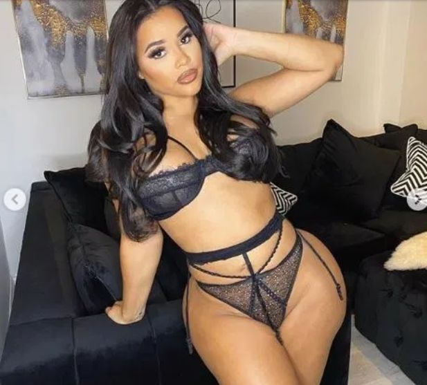 Звездите се снимат с колан за жартиери над най-милото им СНИМКИ 18+