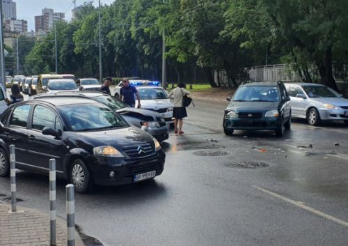 Катастрофа край Южния парк в София, движението е блокирано СНИМКИ