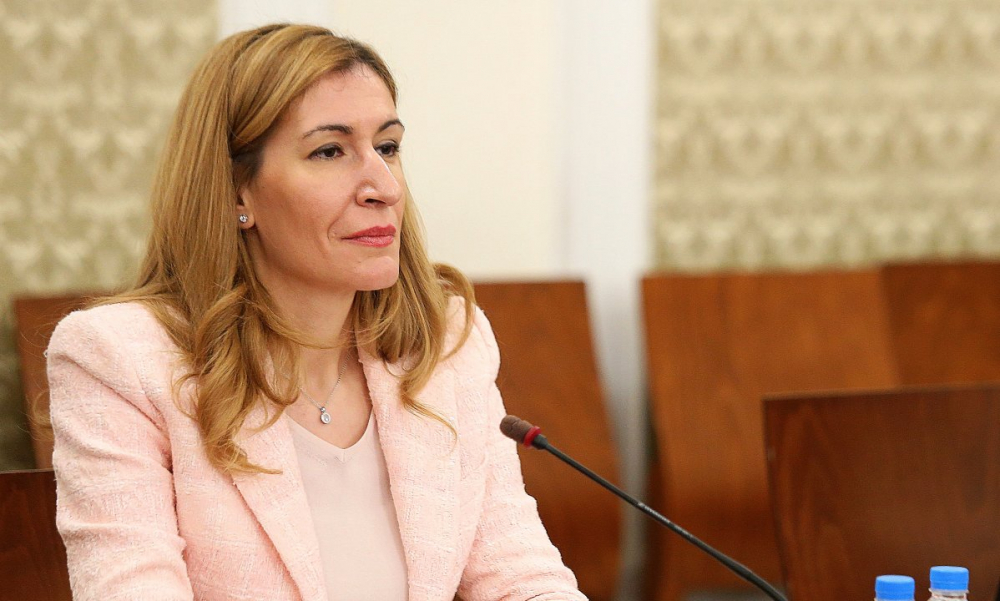 Ангелкова с остра реакция за "дрането на кожи" на плажовете край Бургас