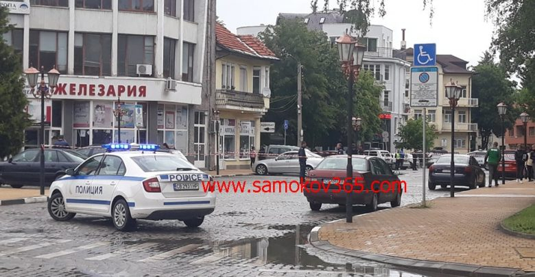 Дрогиран самоковец с последен модел джип блъсна два пъти жена на метри от полицията 