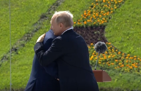 Путин даде пример как да се избегне официалното ръкостискане заради К-19 ВИДЕО 