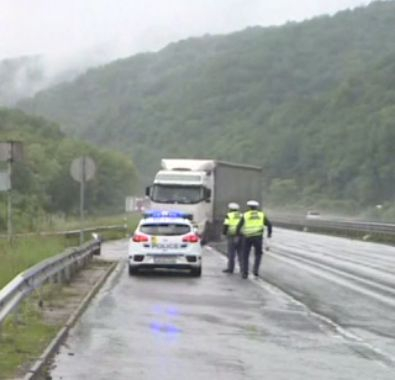 Зрелище! Тираджия за малко да отнесе патрулка на АМ "Хемус" ВИДЕО