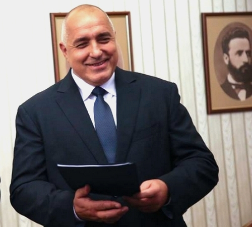 Непотопяемият Борисов на гребена на вълната навръх рождения си ден