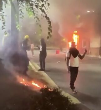 В Атланта е страшно! Подивели протестиращи подпалиха заведение след смъртта на афроамериканец ВИДЕО 