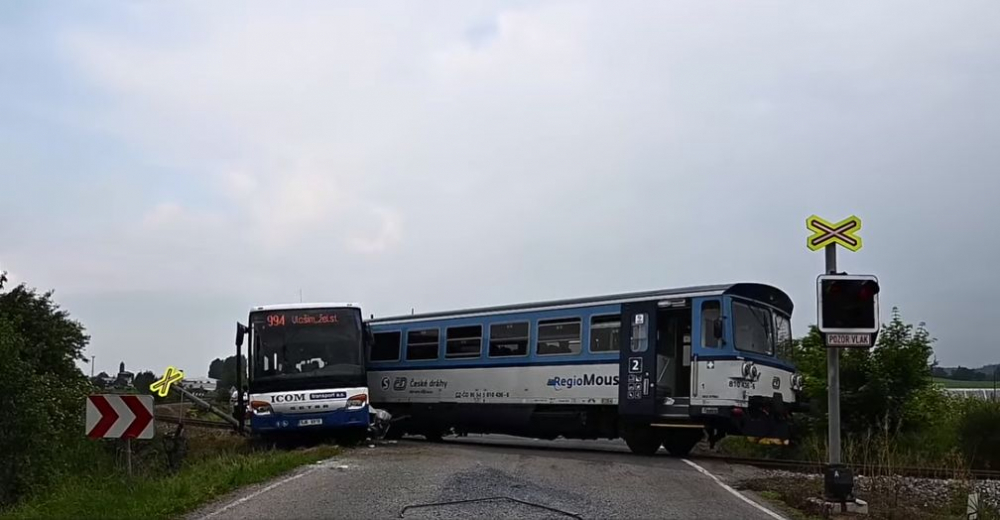Влак помете автобус на жп прелез, има много пострадали ВИДЕО 