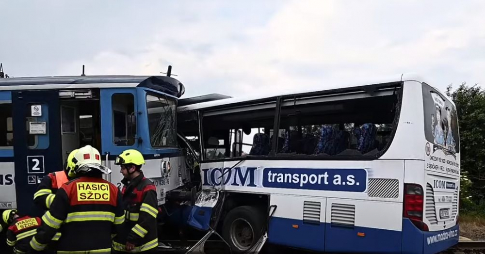 Влак помете автобус на жп прелез, има много пострадали ВИДЕО 