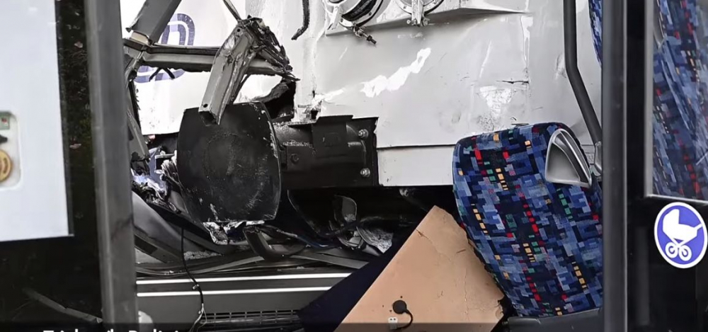 Влак помете автобус на жп прелез, има много пострадали ВИДЕО 
