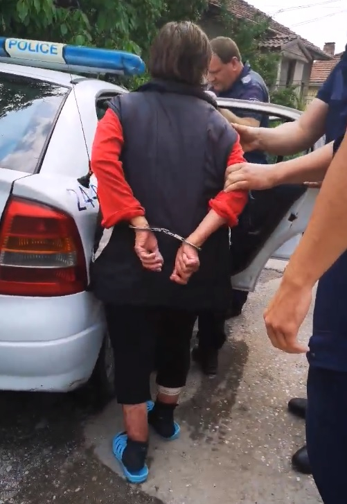 Зрелищно ВИДЕО 18+ от ареста на  пенсионерите - убийци във "Враждебна"