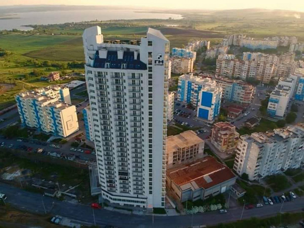 Кошмарна гледка след бурята в Бургас: Небостъргачът се разпада СНИМКИ 