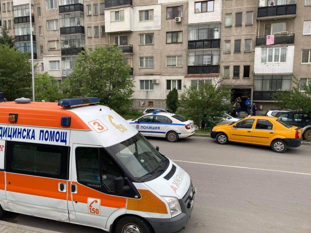 Смразяващи кръвта подробности за двата трупа в Казанлък! От зловещия апартамент изведоха... СНИМКИ