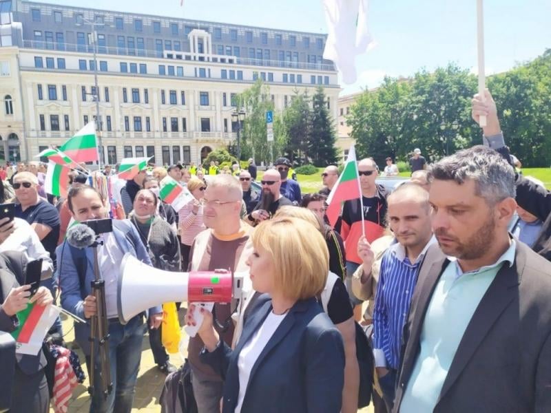 Сензация в БЛИЦ! Дясната ръка на Божков организирал протестите на Мая Манолова срещу Бойко!