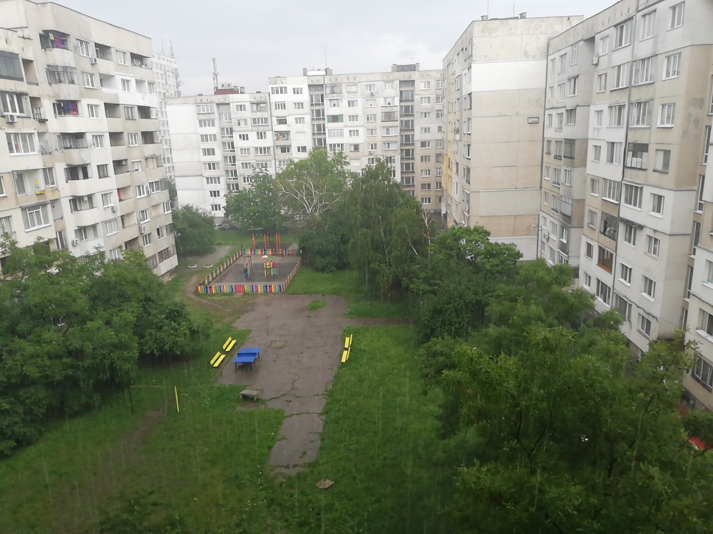 Мощен порой с градушка и гръмотевици удариха София! СНИМКИ