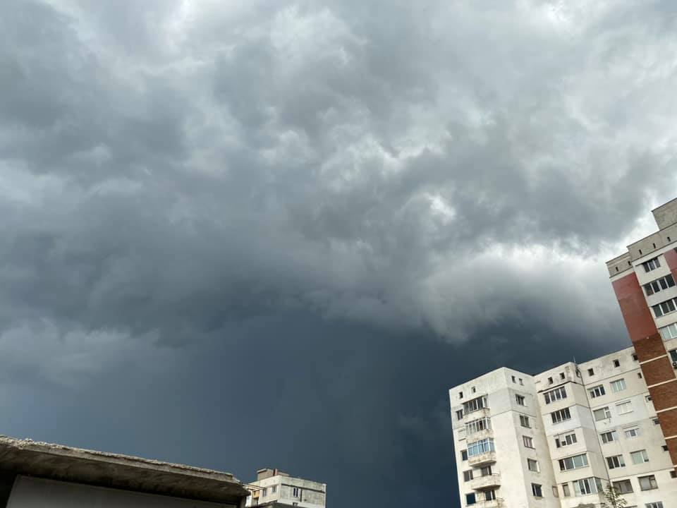 Мощен порой с градушка и гръмотевици удариха София! СНИМКИ