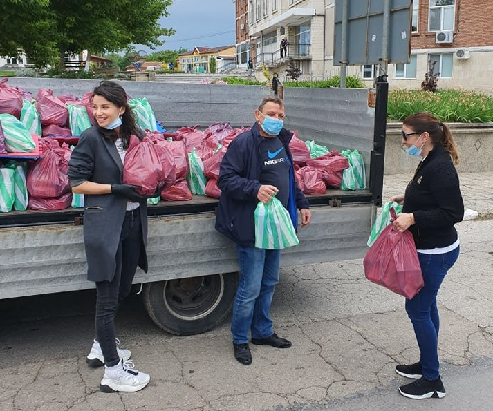 Почетният ни консул в Конго и Диляна Попова раздават продукти от първа необходимост