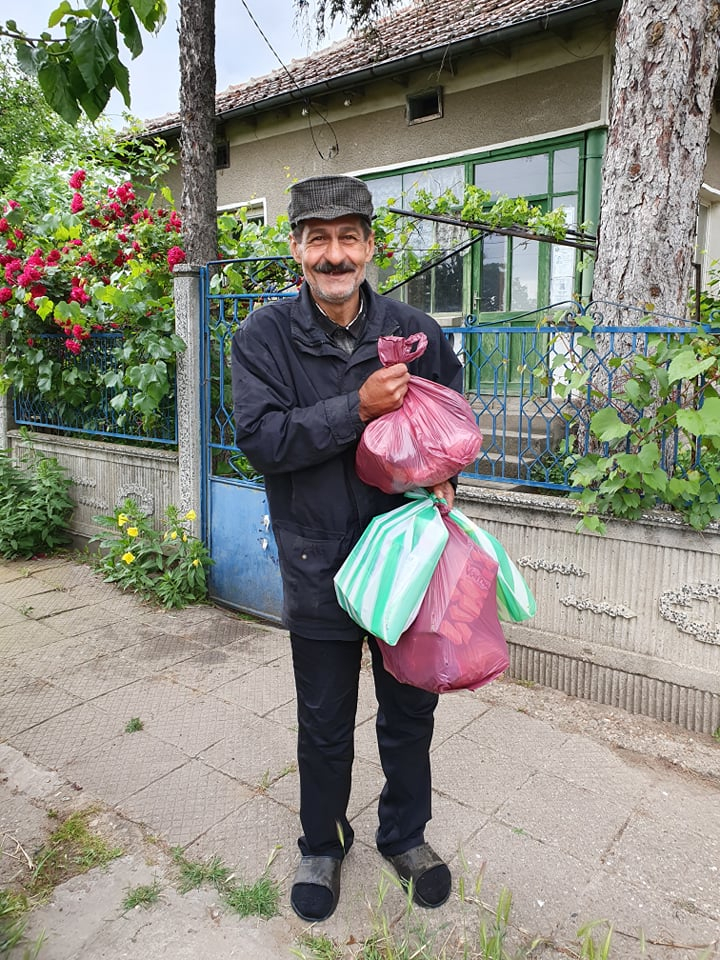 Почетният ни консул в Конго и Диляна Попова раздават продукти от първа необходимост