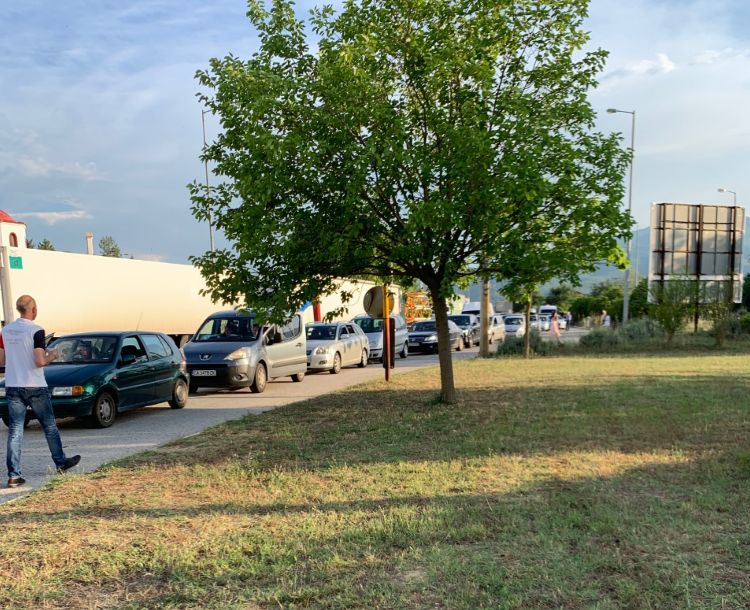 Сигнал до БЛИЦ! Българи чакат над 2 часа на ГКПП Куката, за да се приберат СНИМКИ