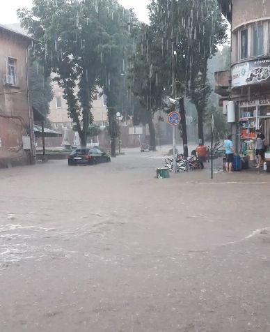 Червен бряг е под вода! Стихията влачи коли, пълни с хора! Зрелищни ВИДЕА