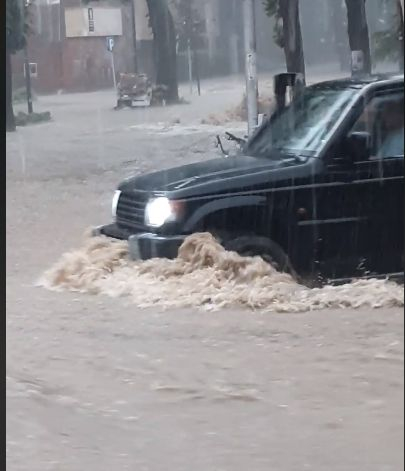 Червен бряг е под вода! Стихията влачи коли, пълни с хора! Зрелищни ВИДЕА