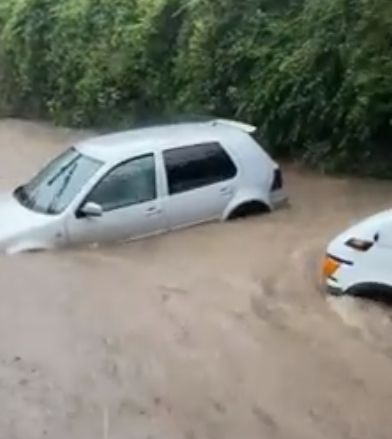 Червен бряг е под вода! Стихията влачи коли, пълни с хора! Зрелищни ВИДЕА