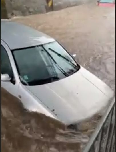 Червен бряг е под вода! Стихията влачи коли, пълни с хора! Зрелищни ВИДЕА