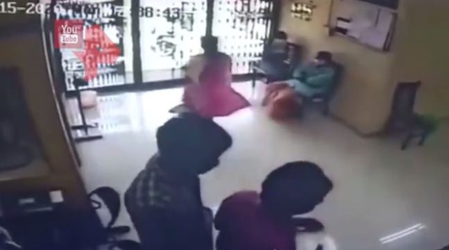 Жена се блъсна в стъклена врата и се случи най-лошото ВИДЕО 18+