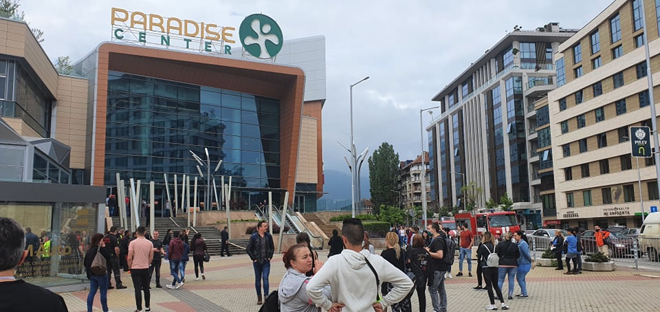 Извънредно и първо в БЛИЦ! Гори Paradise Center, тече евакуация СНИМКИ