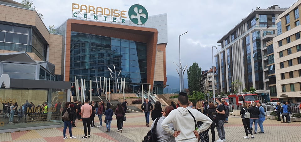 Извънредно и първо в БЛИЦ! Гори Paradise Center, тече евакуация СНИМКИ