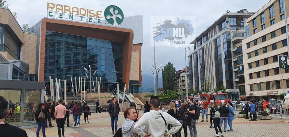 Извънредно и първо в БЛИЦ! Гори Paradise Center, тече евакуация СНИМКИ