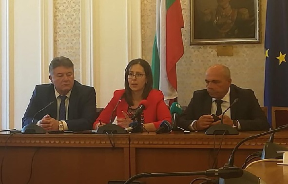 ГЕРБ внася сигнал до главния прокурор срещу Корнелия Нинова ВИДЕО