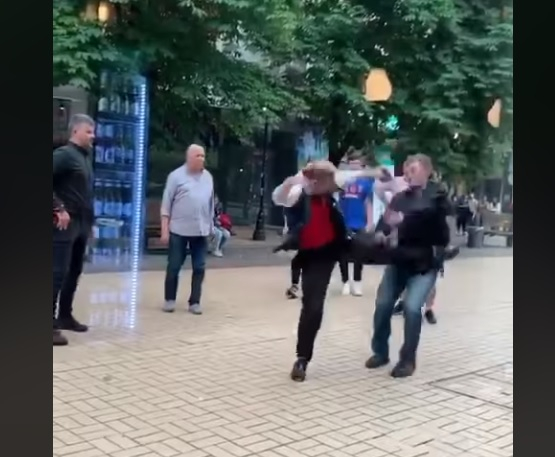 Чужденци стъписани от свиреп бой с нунджако на "Витошка" ВИДЕО