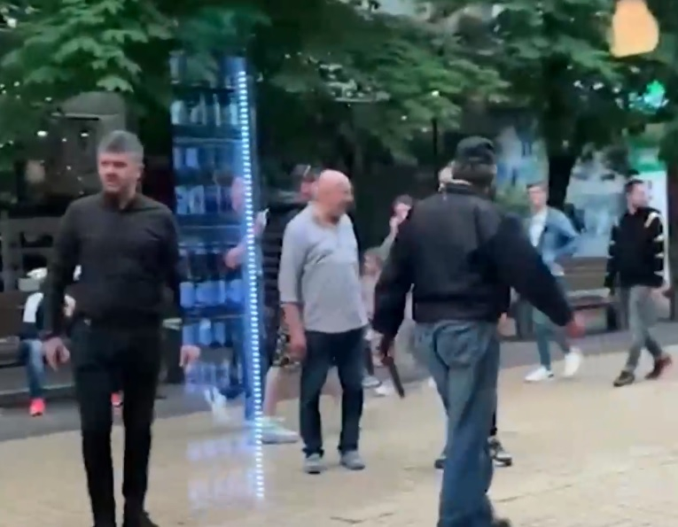 Ето я причината за кютека с нунджако, ужасил чужденци на "Витошка" ВИДЕО