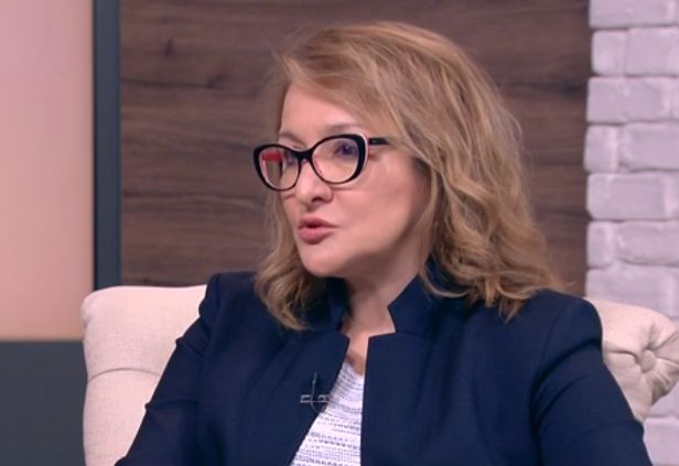 Проф. Христова: Колажите с премиера са много нескопосани, но друго е по-страшно