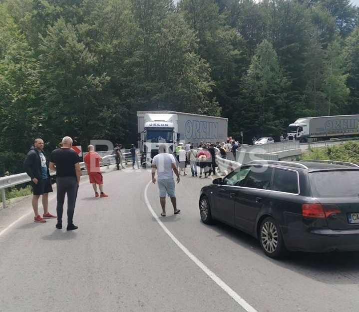 Тежко меле с ТИР блокира "Петрохан" СНИМКИ 