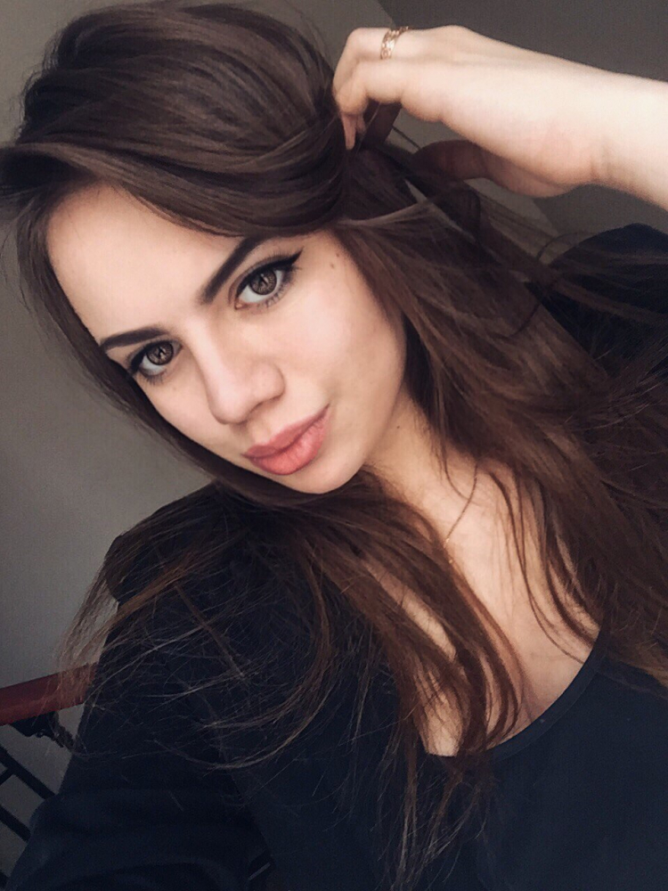 Красавица в ултра къса пола си показа най-милото, бутайки мощна кола ВИДЕО 18+