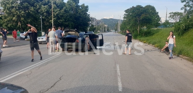 Зверска касапница във Враца! Малко дете и куп хора са заклещени между смачкани коли СНИМКИ