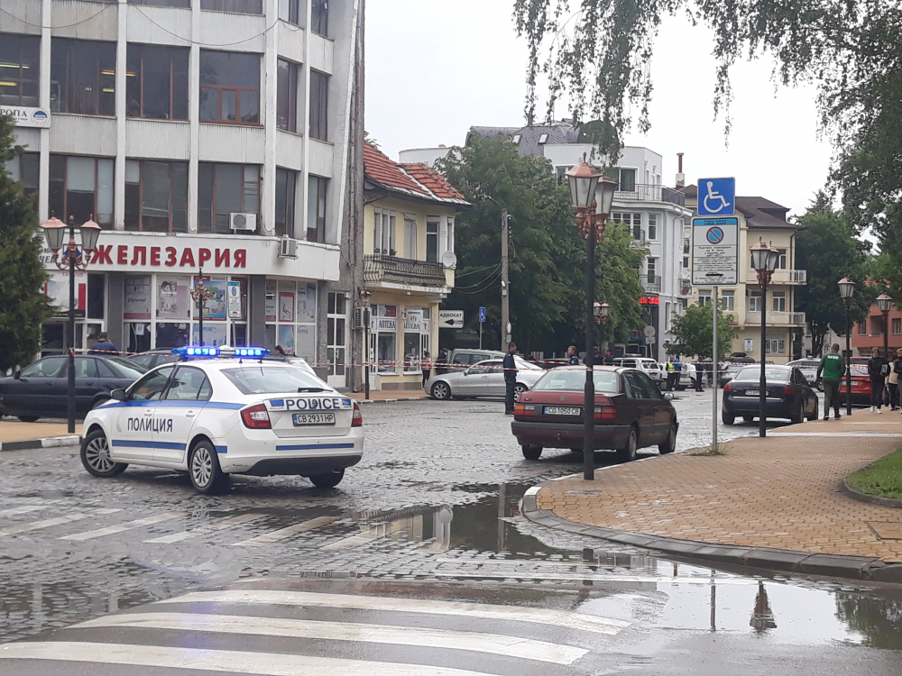 Решават остава ли под домашен арест мъжа, прегазил два пъти жена в Самоков