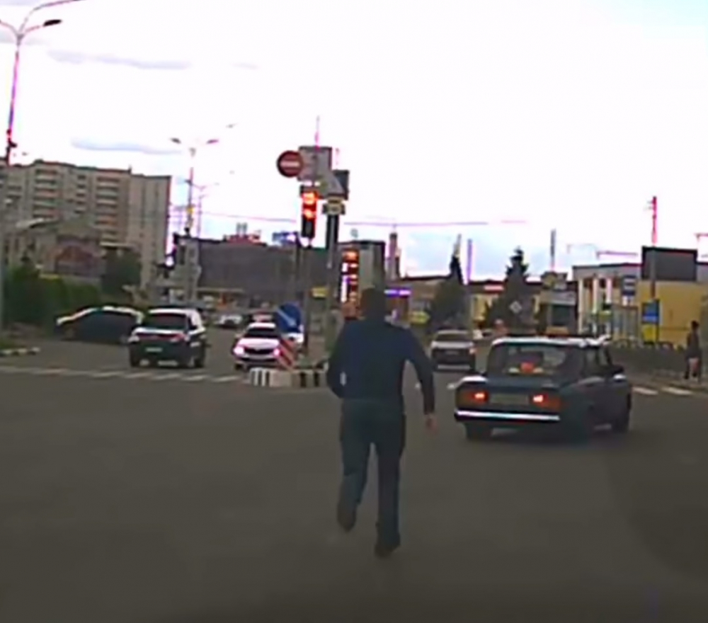 Супермен догони кола с припаднал шофьор в нея ВИДЕО