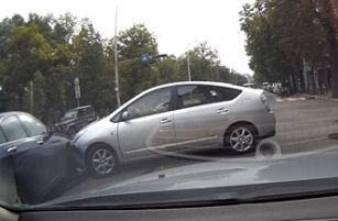 Страшно ВИДЕО от сблъсък на две коли на ключов софийски булевард