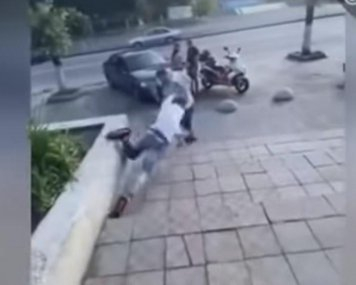 Младеж вдигна скандал на касата в магазин, пребиха го с палка салам ВИДЕО 