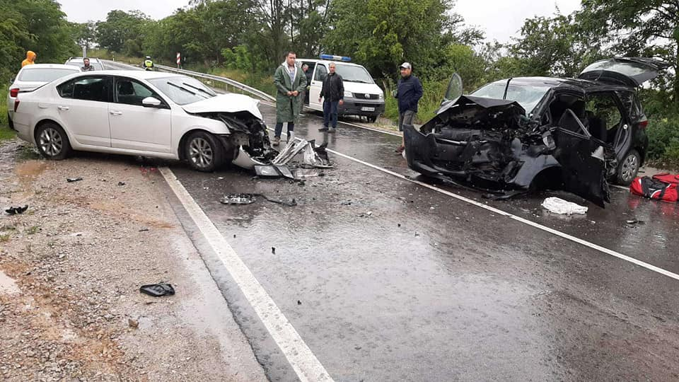 Първи СНИМКИ от зверското меле с много пострадали край Костинброд 