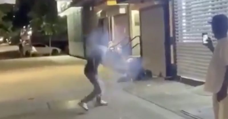 Ухилени чернокожи хулигани взривиха бездомник в Ню Йорк ВИДЕО 18+