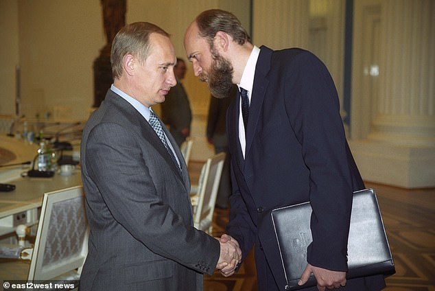 Компромат и срещу Путин: Олигарх загуби $15 милиарда и пусна невиждани СНИМКИ с дъщерите на президента