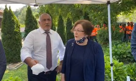Борисов качи в джипа кметица от БСП и обяви колко милиона идват в Троян до дни ВИДЕО